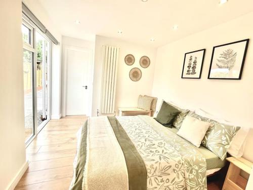 a bedroom with a large bed in a room at Stunning 1 bedroom + double sofa bed & jacuzzi near Train station in Southampton