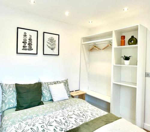 a bedroom with a bed and a shelf at Stunning 1 bedroom and double sofa bed near Train station in Southampton