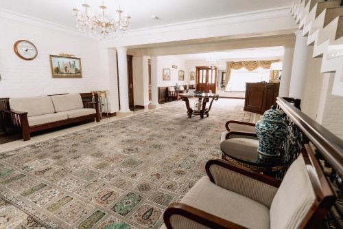ein Wohnzimmer mit einem Sofa und einem Tisch in der Unterkunft HL 309 Hotel in Taschkent