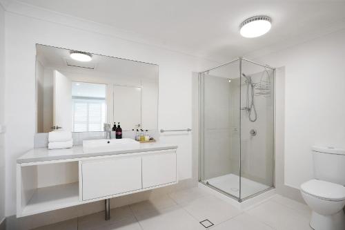 bagno bianco con doccia e servizi igienici di The White House - Spectacular Ocean Views, WiFi, Central Coolum a Coolum Beach
