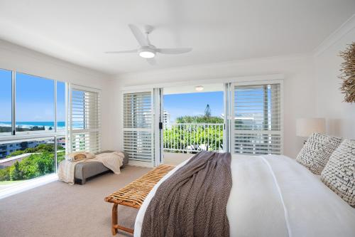 una camera con letto e vista sull'oceano di The White House - Spectacular Ocean Views, WiFi, Central Coolum a Coolum Beach
