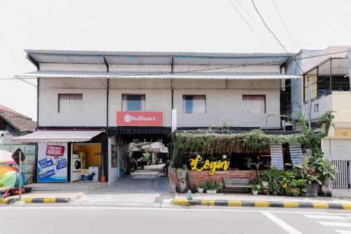 a building on the side of a street at RedDoorz near Alun Alun Madiun in Madiun