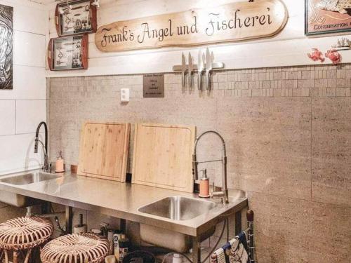 - une cuisine avec un évier et un comptoir dans l'établissement Holiday home skudeneshavn II, à Skudeneshavn
