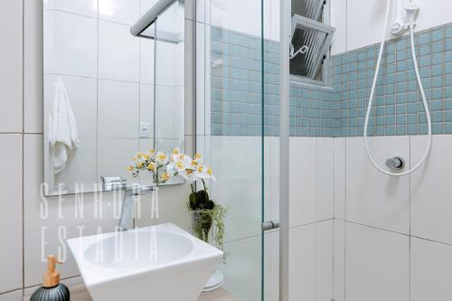 Ένα μπάνιο στο LUGA Excelente Apartamento WIFI 350mb no Centro