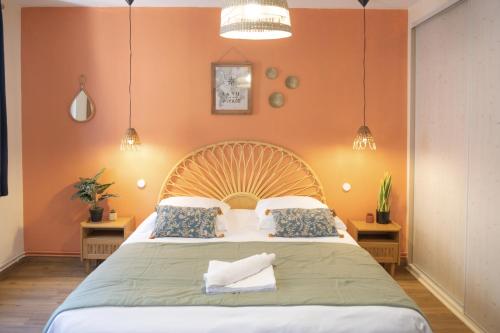 1 dormitorio con 1 cama grande y paredes de color naranja en Centre Ville - Cocon Des Bois - Gare, en Saverne