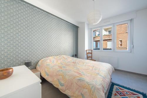 une chambre avec un lit et une fenêtre dans l'établissement Banc des Flandres, à Bray-Dunes