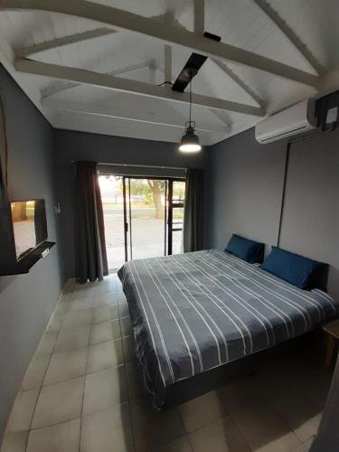 sypialnia z łóżkiem w pokoju z oknem w obiekcie Honeysuckle Manor w mieście Richards Bay