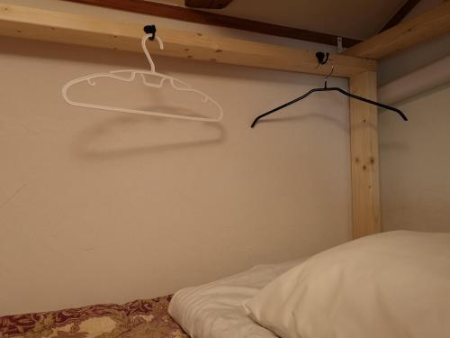 1 dormitorio con 1 cama y percha en la pared en Guest House Himawari - Vacation STAY 32621, en Mine