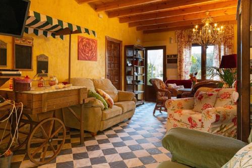 salon z kanapą i drewnianym wózkiem w obiekcie Beautiful Alamedas: casa rural con piscina w mieście Castronuño