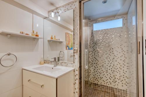 a bathroom with a shower and a sink at L'Askoy - Un cabanon d'architecte vue mer in Marseille