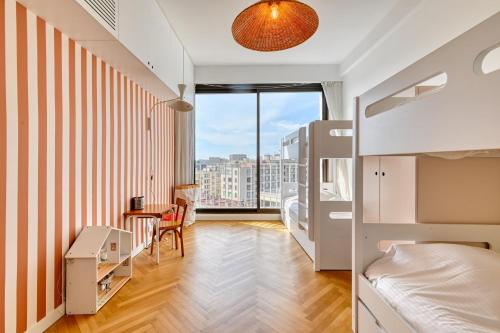 a bedroom with bunk beds and a desk and a table at La Sentinella - Appt au dessus du Vieux Port in Marseille