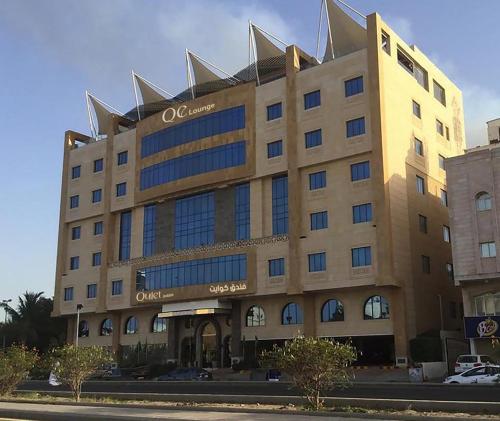 duży budynek z napisem z przodu w obiekcie Quiet Hotel Al Shatee w mieście Dżudda
