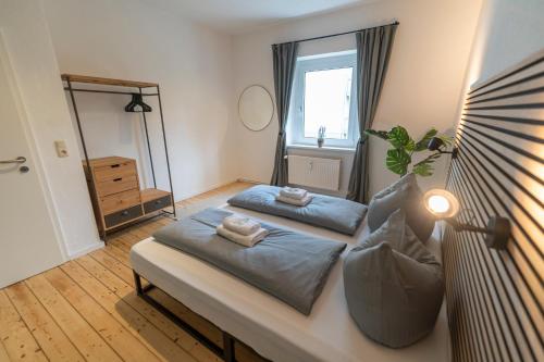 sypialnia z łóżkiem z dwoma ręcznikami w obiekcie RR - Awesome Apartment 46qm - Netflix - WIFI w mieście Magdeburg