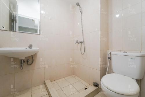 Phòng tắm tại RedLiving Apartemen Springlake Summarecon - Novi Rooms Tower Freesia