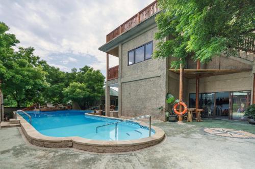una gran piscina frente a un edificio en Lunar Dive Resort: Bamboo Villas en Kubu