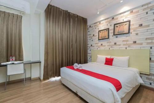 Postel nebo postele na pokoji v ubytování RedDoorz Plus at Riverside Malang