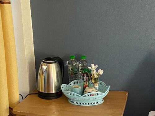 stolik z ekspresem do kawy i 2 butelki wody w obiekcie Kanlaya House or Kanda House w mieście Mae Hong Son