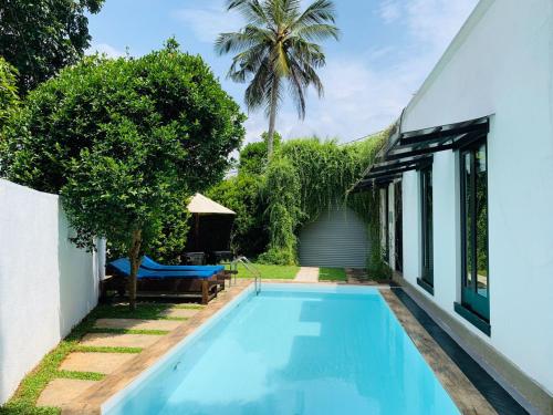 - une piscine dans l'arrière-cour d'une villa dans l'établissement Milla villa, à Hikkaduwa