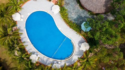 uma vista superior de uma piscina num resort em The Garden House Phu Quoc Resort em Phu Quoc
