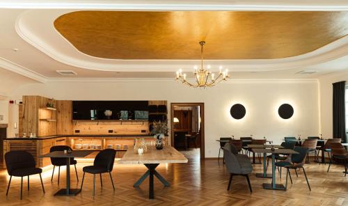 a dining room with tables and chairs and a ceiling at OSCARS Hotel 1415 in Bad Liebenzell