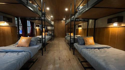 rząd łóżek piętrowych w wagonie kolejowym w obiekcie Trippers hostel w mieście Dardżyling