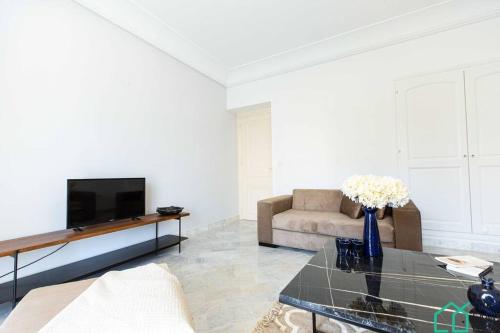 Televisyen dan/atau pusat hiburan di Safran II Apt de charme avec Terrasse à la Marsa