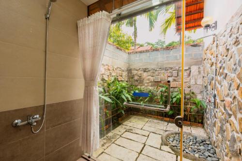 Bilik mandi di The Garden House Phu Quoc Resort