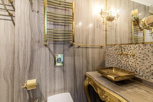ein Bad mit einem Waschbecken und einem Spiegel in der Unterkunft Studio in Historic Mansion in Beylerbeyi in Istanbul