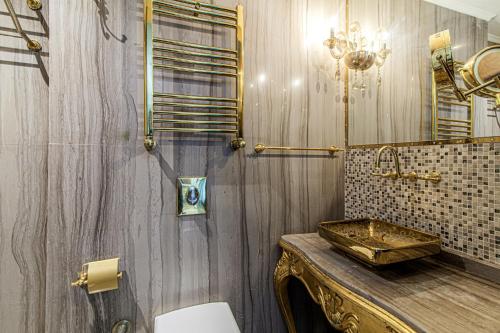 y baño con lavabo y espejo. en Gorgeous Studio in Historic Mansion in Beylerbeyi, en Estambul