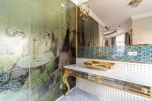 伊斯坦堡的住宿－Stylish Studio in Historic Mansion in Beylerbeyi，一间带水槽和玻璃淋浴的浴室
