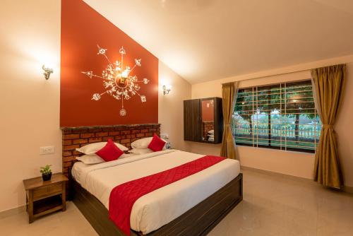 - une chambre avec un grand lit et une fenêtre dans l'établissement Amnaya I Yoga, Spa, Retreat, à Dod Ballāpur