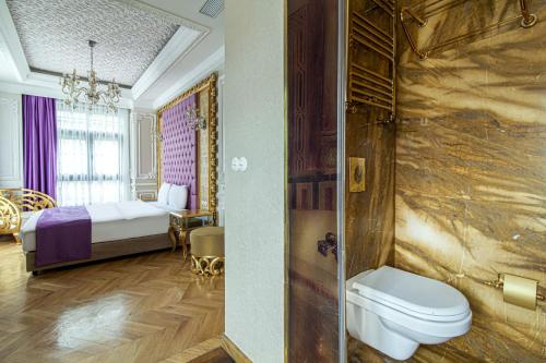 Et badeværelse på Hotel Room in Historic Mansion in Beylerbeyi