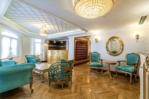 a salon with blue chairs and a table and a mirror at Superb Studio in Historic Mansion in Beylerbeyi in Istanbul