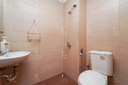 a bathroom with a toilet and a sink at RedLiving Apartemen Margonda Residence 4 - Si Boy in Kemirimuka Tiga