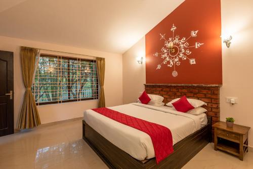 - une chambre avec un grand lit et une fenêtre dans l'établissement Nihita I Yoga, Spa, retreat, à Dod Ballāpur