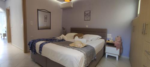 - une chambre avec un lit doté d'un chapeau dans l'établissement Iliopetra Apartment, à Naxos Chora