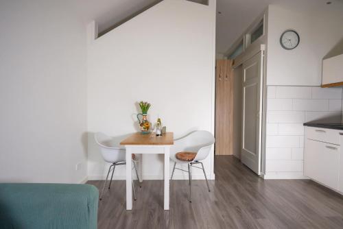 a kitchen with a table and chairs in a room at Casita del Pueblo in Zandvoort