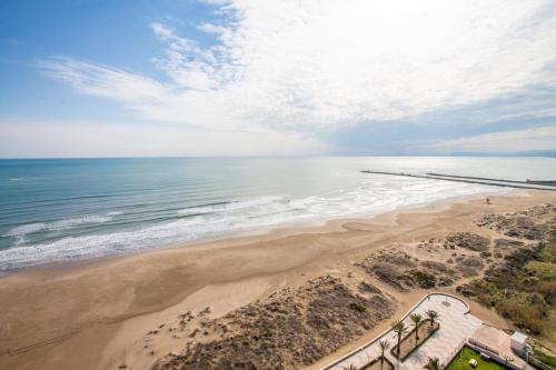 - une vue aérienne sur une plage avec l'océan dans l'établissement ESPACIO 18 - Primera Línea de Playa, à Cullera