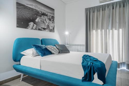 um quarto com uma cama grande e detalhes em azul em Conny's House em Sorrento