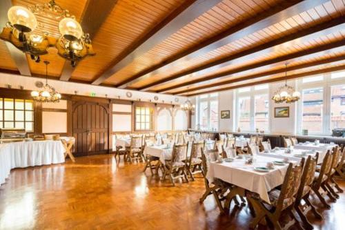 a banquet hall with white tables and chairs at Hotel zur Post in Hemmingen