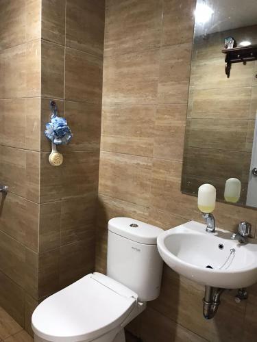 ein Bad mit einem WC und einem Waschbecken in der Unterkunft Apartemen in Pondoklang