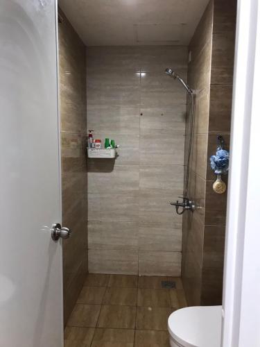 ein Bad mit einer Dusche und einem WC in der Unterkunft Apartemen in Pondoklang