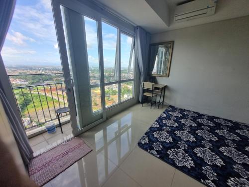 Zimmer mit einem großen Fenster mit Aussicht in der Unterkunft Apartemen in Pondoklang