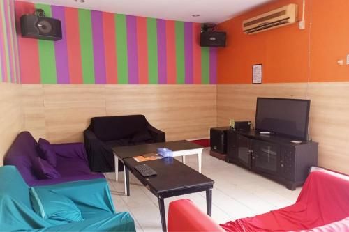 Area tempat duduk di Urbanview Hotel Yasminstar Muntok