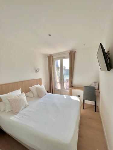 Hôtel Les Deux Coteauxにあるベッド