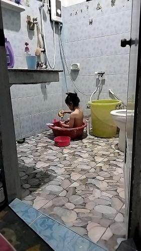 een vrouw in een bad in een badkamer bij หมู่บ้านแสนสุขธานี in Ban Khok Udom (1)
