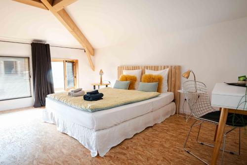 une chambre avec un lit, un bureau et une fenêtre dans l'établissement La Métairie du Clos Saint Louis, à Montréal