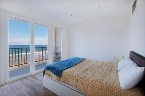 une chambre avec un lit et un balcon avec l'océan dans l'établissement Nahia, à Hendaye