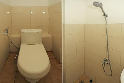 ein Bad mit einem WC und einer Dusche in der Unterkunft Super OYO 92317 Apartment Riverview By Alima View in Bekasi