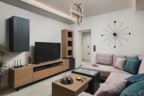 Casa Camino في مدينة خانيا: غرفة معيشة مع أريكة وتلفزيون بشاشة مسطحة